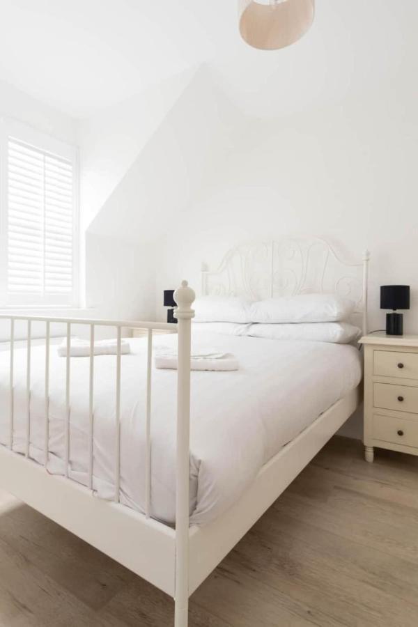 Вилла Modern Newly Refurbished House 10 Minute Walk From Лехинч Экстерьер фото