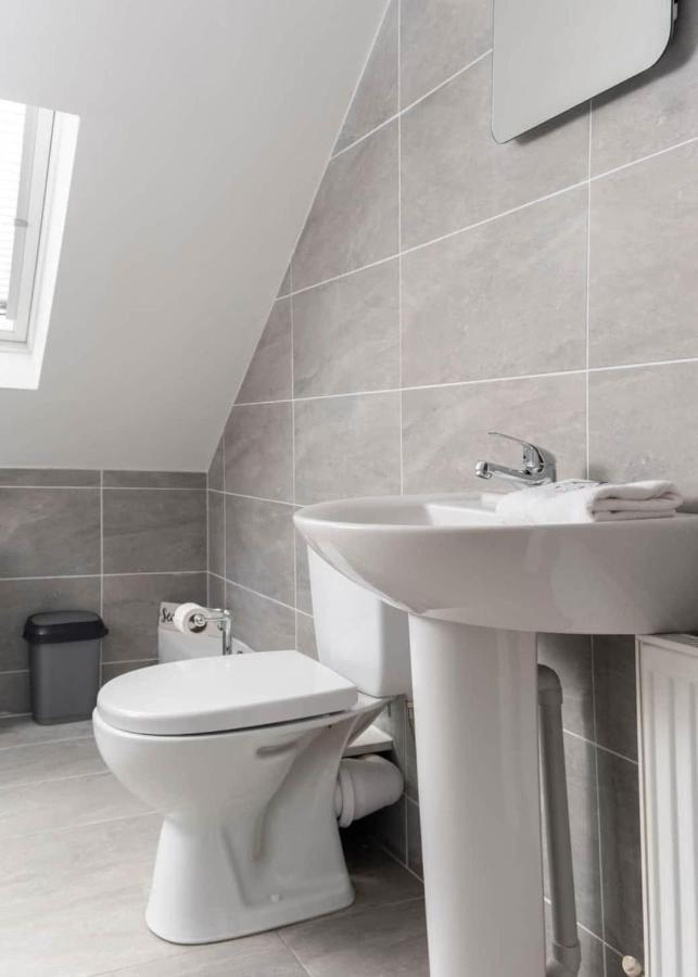 Вилла Modern Newly Refurbished House 10 Minute Walk From Лехинч Экстерьер фото